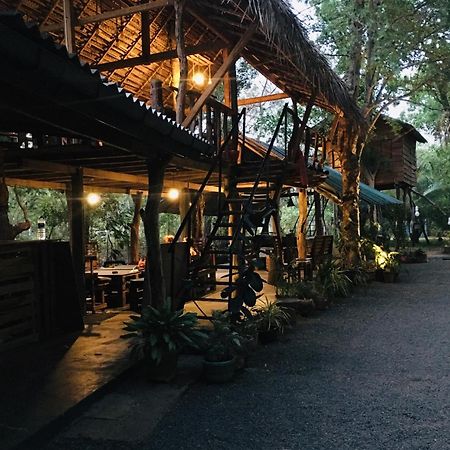 Tree House Hostel Сигирия Экстерьер фото